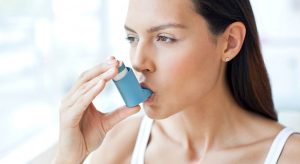 Las mujeres tienen el doble de probabilidades de sufrir asma que los hombres después de la pubertad