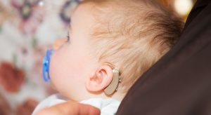 Sordera por acumulación de moco en el oído en los niños