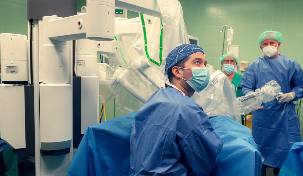 Especialista de La Salud Hospital operando con Robot Da Vinci