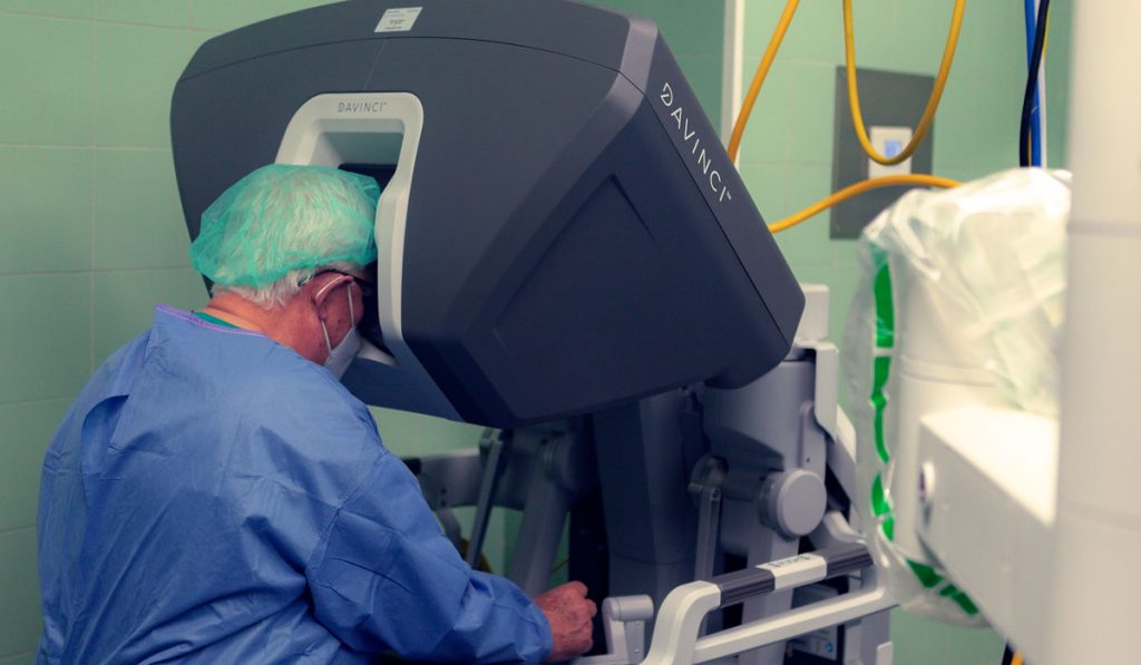 robot da vinci hospital la salud cirugia robotica 4