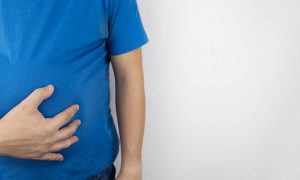 La hinchazón abdominal o los gases pueden ser síntoma de sobrecrecimiento bacteriano en el intestino delgado (SIBO)