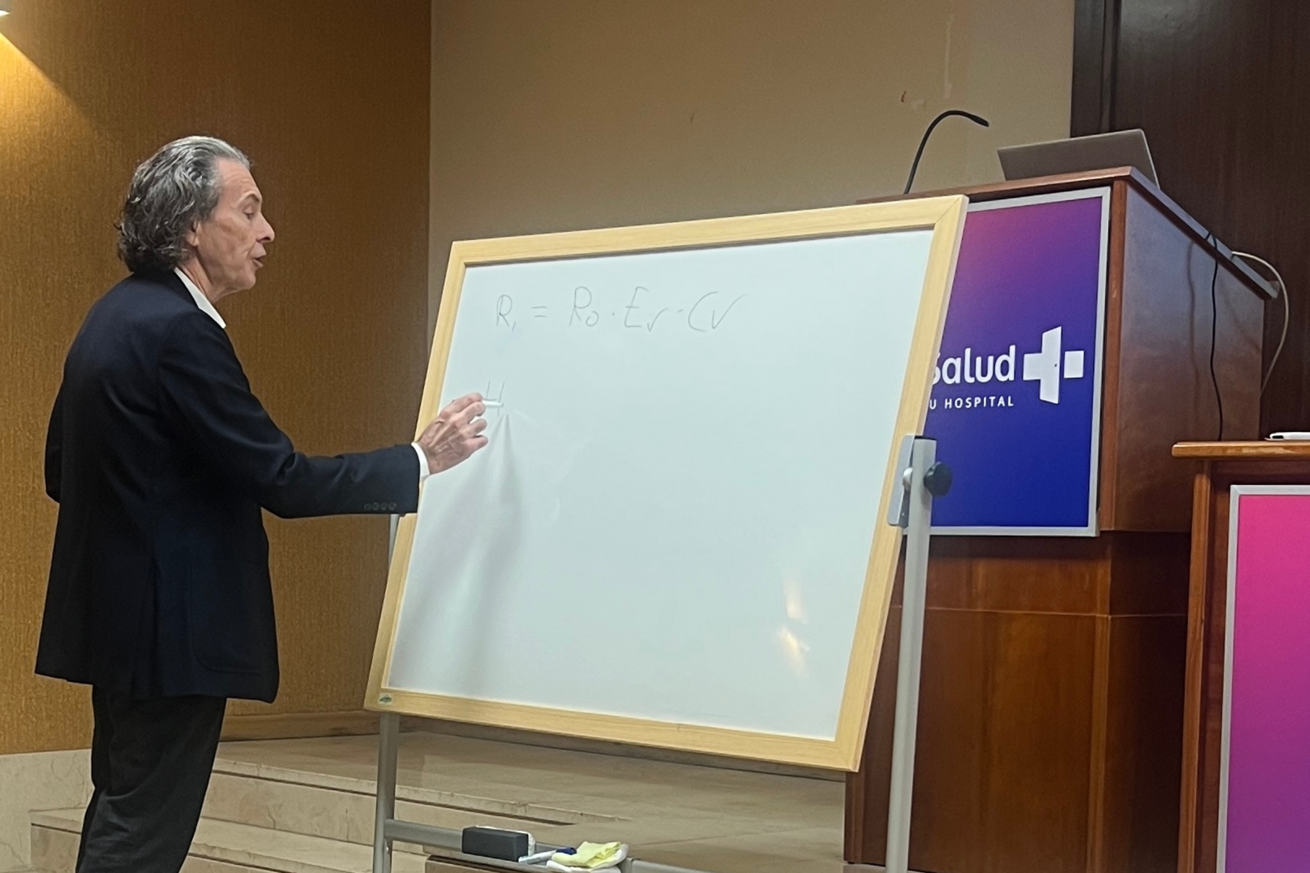 Dr. Mollar El salón de actos del Hospital La Salud se convirtió ayer en el escenario de una necesaria actualización científica y asistencial. Bajo el título “Un enemigo poderoso bajo una falsa apariencia de benignidad”, el Dr. Juan Mollar, especialista del Servicio de Medicina Preventiva, lideró una sesión clínica que ha marcado un punto de inflexión en la percepción interna del Virus Respiratorio Sincitial (VRS). La tesis central fue clara: el VRS ha dejado de ser una patología relegada a la pediatría para revelarse como una amenaza crítica en la población adulta y senior. Un respaldo institucional y multidisciplinar Lo que definió la jornada no fue solo la calidad técnica de la exposición, sino el sólido respaldo de los diferentes servicios del hospital. En las primeras filas, arropando la sesión, se encontraban figuras fundamentales de nuestra estructura médica: la Dra. Conchita, desde el área de Epidemiología; el Dr. Jacobo Llata, responsable del Servicio de Urgencias; y la Dra. Carmen Mora, junto a un nutrido grupo de especialistas y compañeros del centro. Esta presencia conjunta no fue una mera formalidad. Subrayó un mensaje de unidad asistencial: el VRS es un desafío transversal. Desde la vigilancia de datos que realiza Epidemiología hasta la primera línea de choque en la puerta de Urgencias, el hospital actúa como un engranaje coordinado. La colaboración entre servicios es, hoy más que nunca, la llave para reducir el infradiagnóstico y mejorar el pronóstico de los pacientes. Las cifras de una realidad que exige atención El Dr. Mollar fue contundente al presentar la radiografía del virus en este 2026. Los datos desmienten esa "falsa benignidad" que históricamente se le ha atribuido en adultos: 1. Una transmisibilidad silenciosa: El VRS es casi tres veces más infectivo que la gripe estacional. Esta capacidad de propagación explica las intensas oleadas de presión asistencial que sufren los hospitales durante los meses de invierno. 2. La vulnerabilidad por edad: El riesgo de hospitalización en mayores de 75 años es seis veces superior al de la población general. El virus no solo infecta, sino que descompensa de forma agresiva el organismo de nuestros mayores. 3. El impacto en pacientes crónicos: Uno de los puntos más reveladores fue la conexión directa entre el VRS y la salud cardiovascular. El Dr. Mollar señaló que el 5,4% de los ingresos por insuficiencia cardíaca tienen su origen en una infección por este virus, que además actúa como un potente desencadenante de crisis graves en pacientes con EPOC y asma. 2026: El cambio de paradigma en la inmunización A pesar de la dureza de los datos, la sesión concluyó con una nota de firme esperanza. Estamos viviendo una auténtica revolución en la prevención. Gracias a la llegada de vacunas de última generación y nuevos anticuerpos monoclonales, como el Clesrovimab, el escenario ha cambiado radicalmente. Este año, las herramientas de inmunización presentan una eficacia cercana al 89% en la prevención de hospitalizaciones en mayores de 60 años. Se trata de un hito científico que permite al Hospital La Salud ofrecer una protección real y robusta a sus pacientes más vulnerables, cambiando el curso de una enfermedad que, hasta hace poco, carecía de opciones preventivas específicas en adultos. 