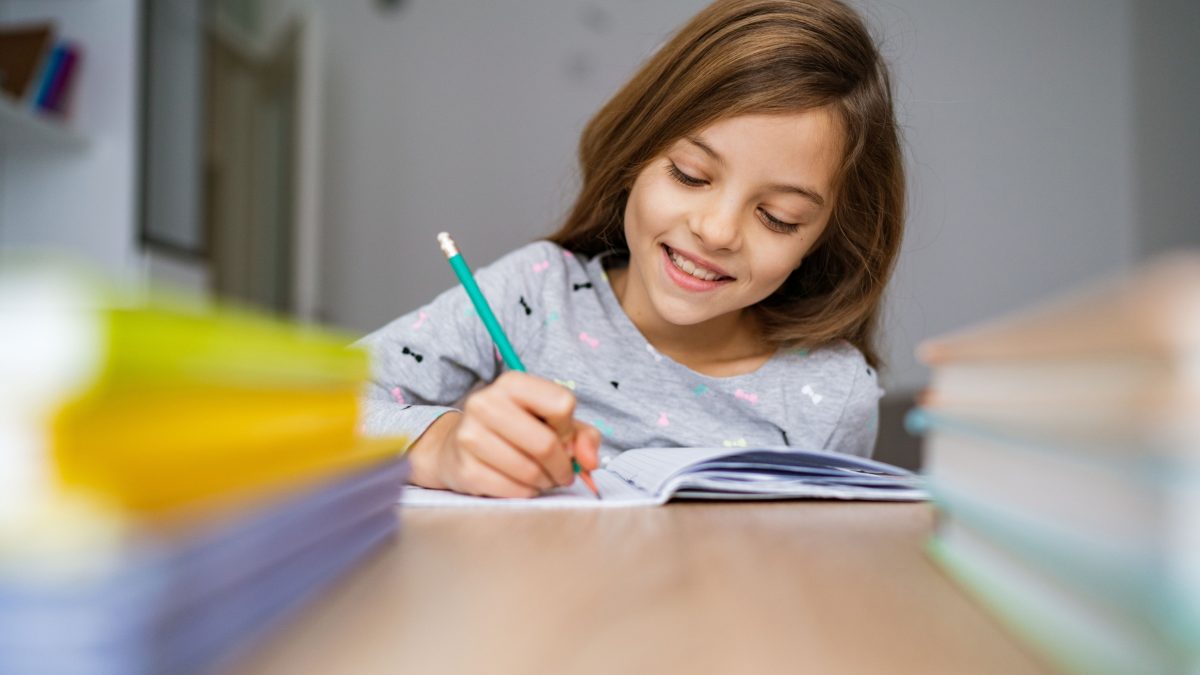 Niña con TDHA haciendo los deberes