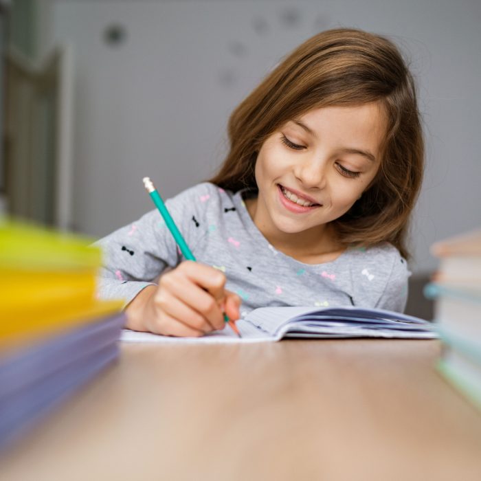 Niña con TDHA haciendo los deberes
