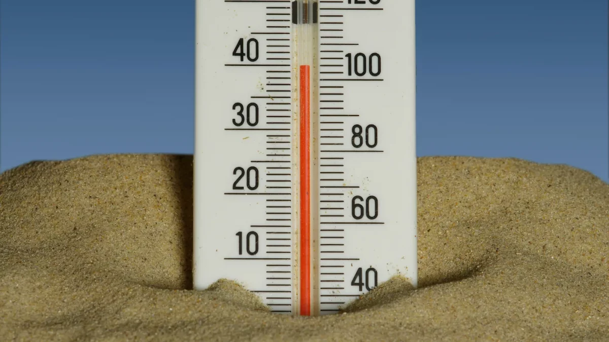 Termómetro tomando temperatura arena
