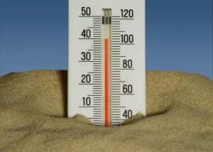 Termómetro tomando temperatura arena