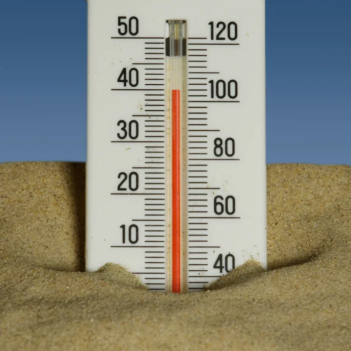 Termómetro tomando temperatura arena