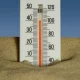 Termómetro tomando temperatura arena